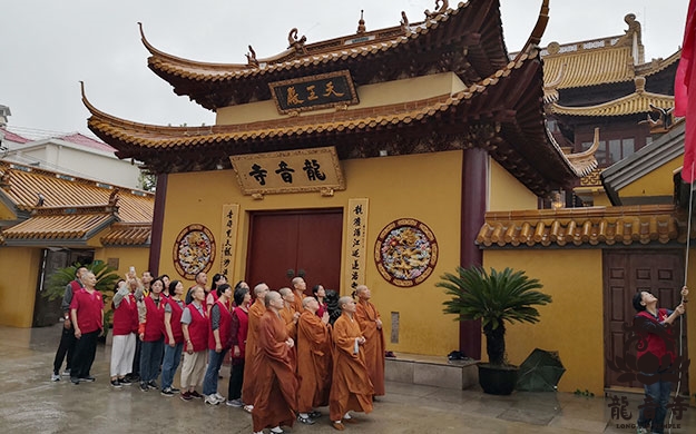 上海闵行龙音寺举行升国旗仪式等系列庆祝活动,祝福伟大的祖国国富民